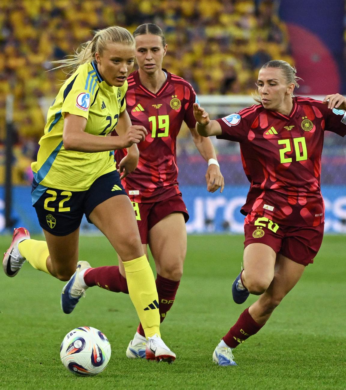 Schwedens Verteidigerin (Nr. 22) Smilla Holmberg, Deutschlands Mittelfeldspielerin (Nr. 19) Klara Bühl und Deutschlands Mittelfeldspielerin (Nr. 20) Elisa Senss kämpfen um den Ball.
