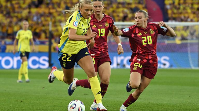 Schwedens Verteidigerin (Nr. 22) Smilla Holmberg, Deutschlands Mittelfeldspielerin (Nr. 19) Klara Bühl und Deutschlands Mittelfeldspielerin (Nr. 20) Elisa Senss kämpfen um den Ball.