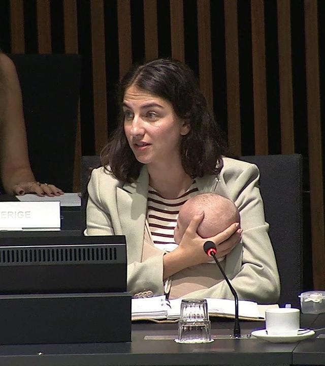 Dieses Bild, das einer am 25. Juni 2026 vom European Broadcasting Service (EBS) veröffentlichten Videoaufnahme entnommen wurde, zeigt die schwedische Umwelt- und Klimaministerin Romina Pourmokhtari, wie sie sich während eines Treffens der EU-Umweltminister in Luxemburg um ihr Kind kümmert.