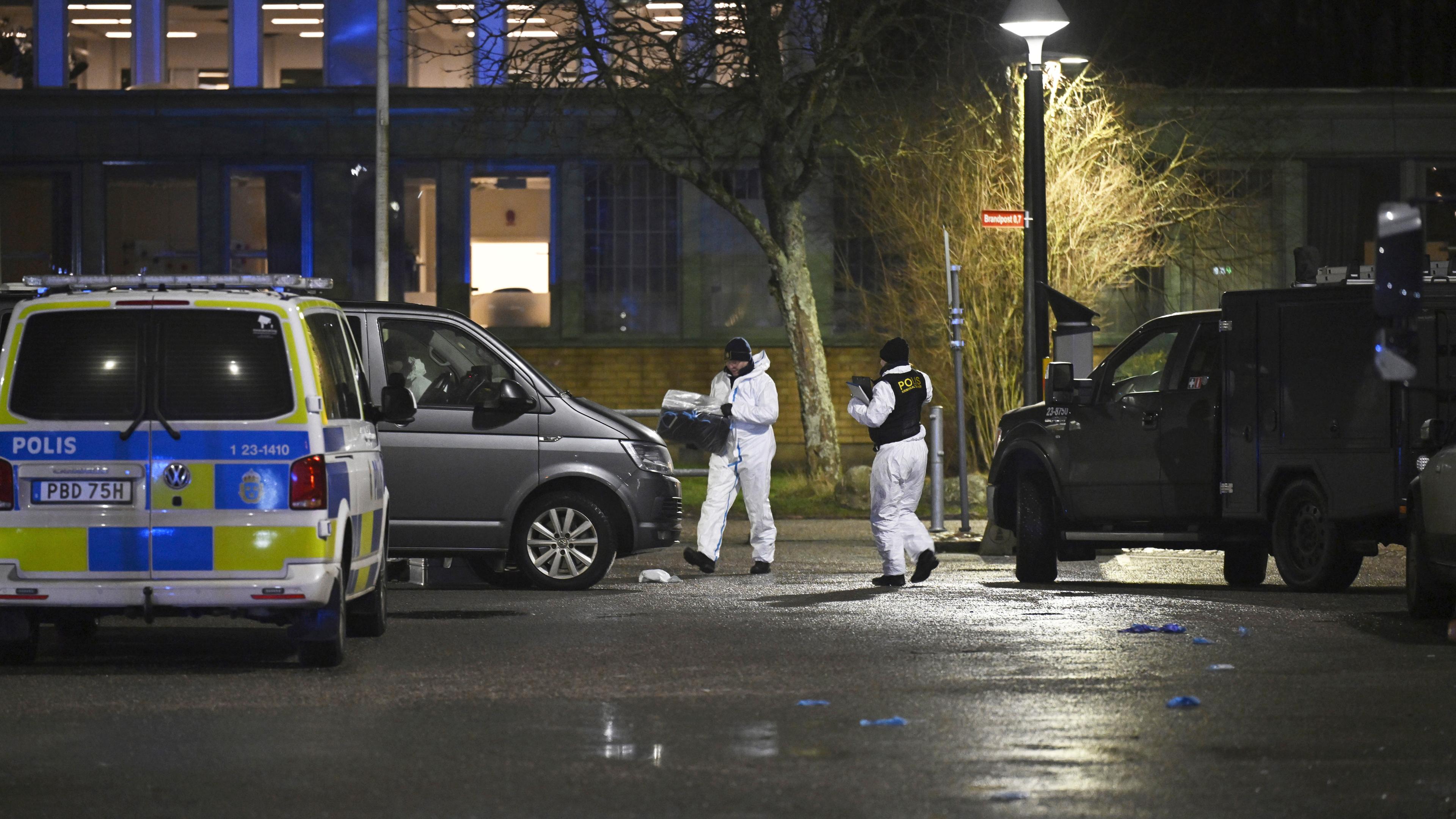 Rettungskräfte arbeiten am Tatort. Bei den tödlichen Schüssen an einer Schule in Örebro geht die Polizei derzeit nicht von einem Terrorakt aus. Das teilten die Ermittler in einer Pressekonferenz mit. Bei dem Verbrechen starben etwa zehn Menschen. Der mutmaßliche Täter, der vermutlich unter den Toten ist, sei der Polizei bisher unbekannt gewesen.