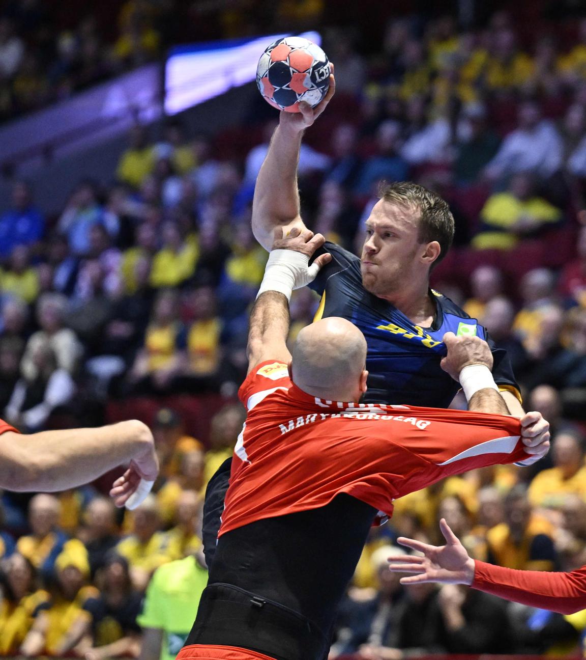 Felix Claar im Zweikampf mit Patrik Ligetvari