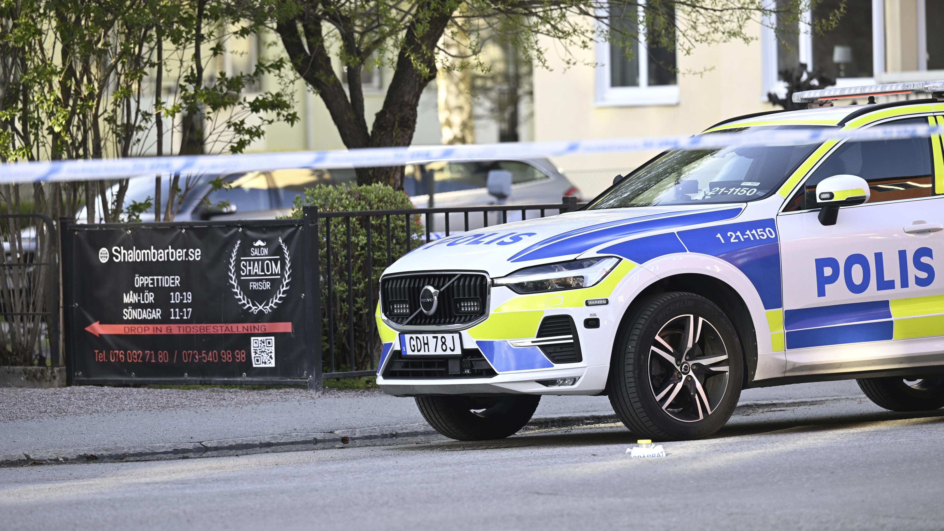Ein Polizeifahrzeug trifft am Einsatzort nach Schüssen auf dem Vaksala-Platz im Zentrum von Uppsala ein.