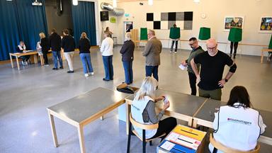 Menschen geben bei der schwedischen Parlamentswahl in einem Wahllokal in einer Schule in Enköping, Schweden, am 13. September 2026 ihre Stimme ab.
