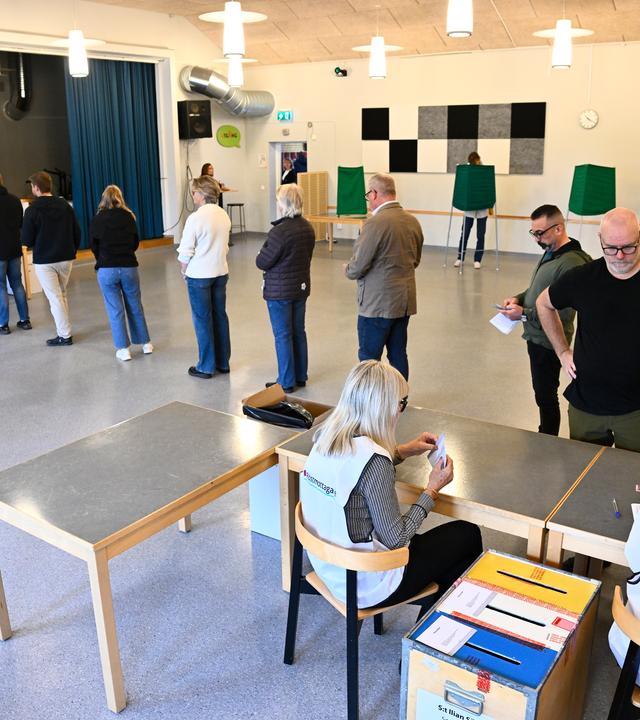 Menschen geben bei der schwedischen Parlamentswahl in einem Wahllokal in einer Schule in Enköping, Schweden, am 13. September 2026 ihre Stimme ab.