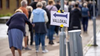 Wähler stehen am 13. September 2026 während der schwedischen Parlamentswahlen in einem Wahllokal in Landskrona Schlange, um ihre Stimme abzugeben.