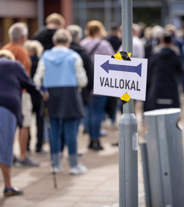 Wähler stehen am 13. September 2026 während der schwedischen Parlamentswahlen in einem Wahllokal in Landskrona Schlange, um ihre Stimme abzugeben.