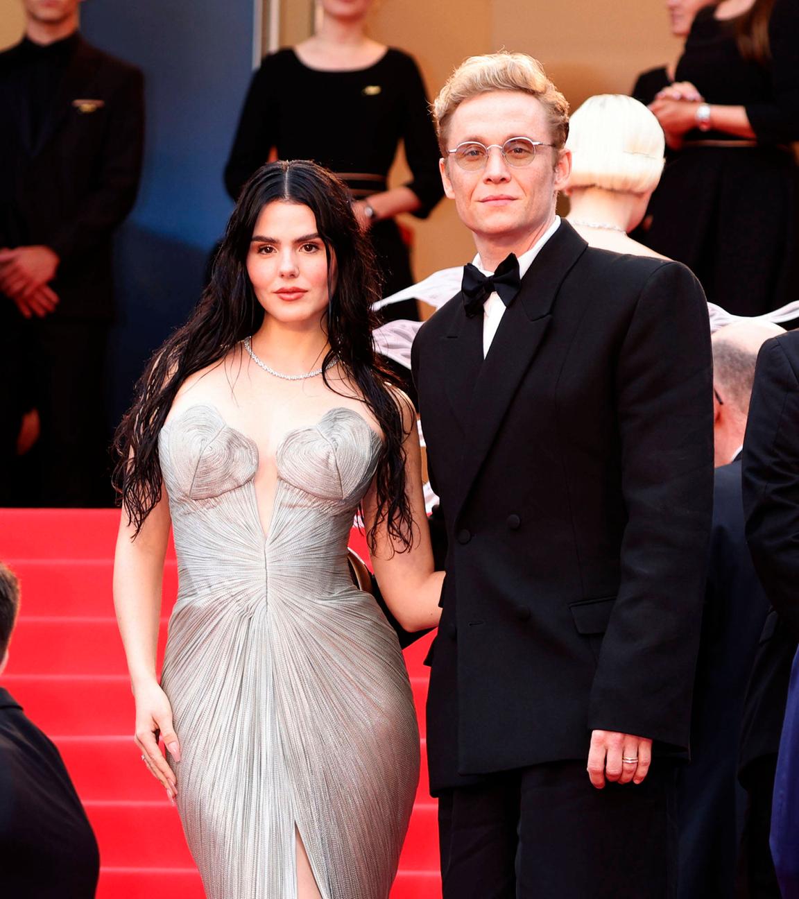 Ruby O. Fee und Matthias Schweihöfer posieren auf den Stufen von Cannes für die Promi-Fotografen, Archiv: 14.05.2024