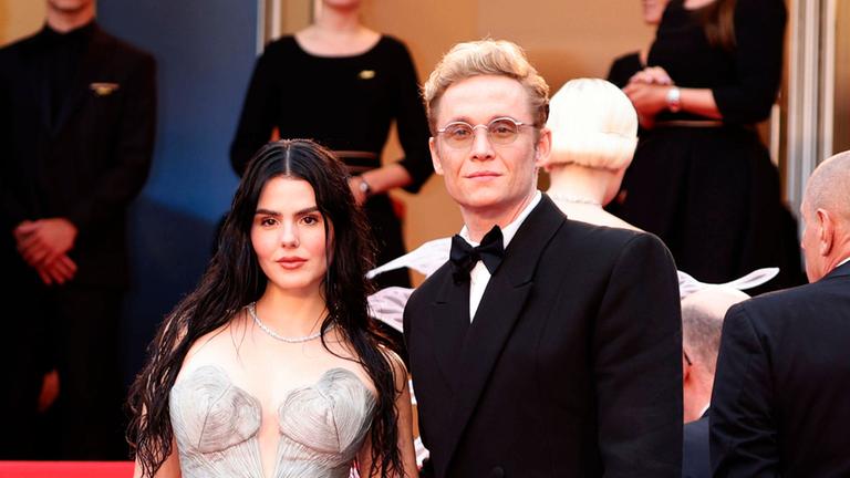 Ruby O. Fee und Matthias Schweihöfer posieren auf den Stufen von Cannes für die Promi-Fotografen, Archiv: 14.05.2024