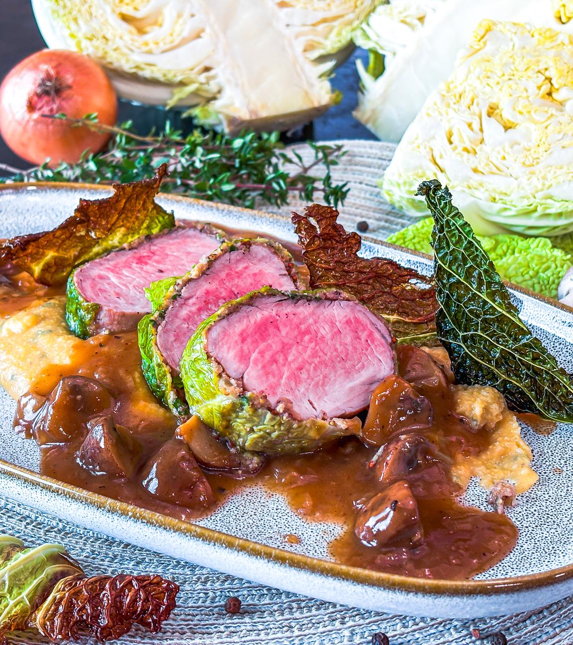 Schweinefilet im Wirsingmantel mit Thymian-Polenta und Wirsingchips