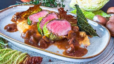 Schweinefilet im Wirsingmantel mit Thymian-Polenta und Wirsingchips