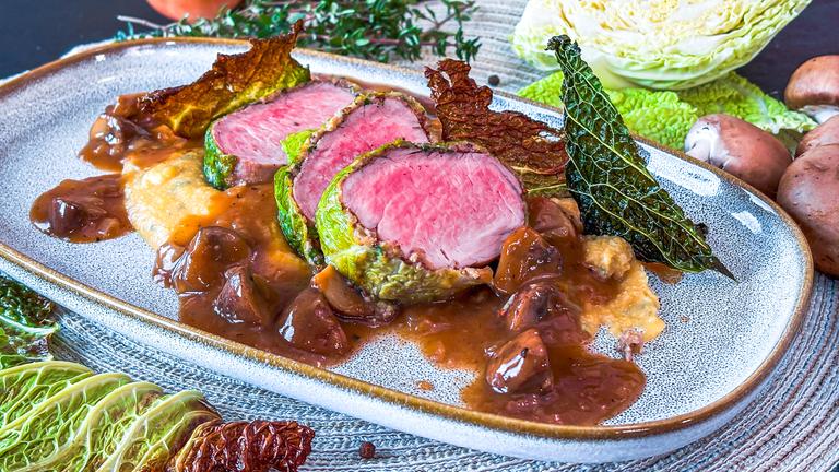 Schweinefilet im Wirsingmantel mit Thymian-Polenta und Wirsingchips