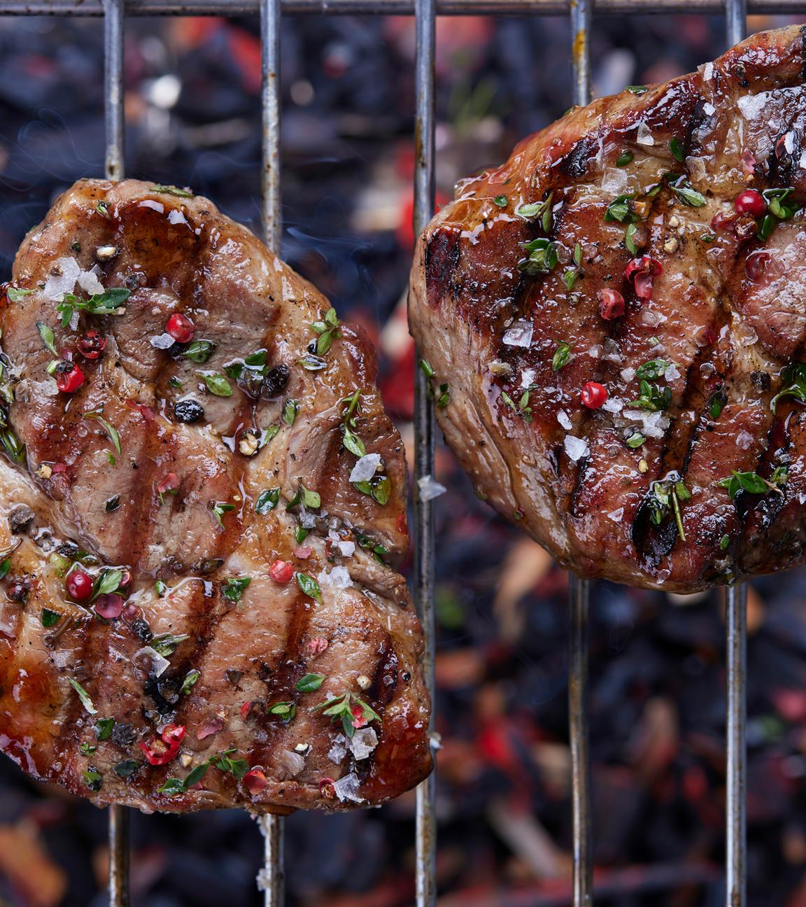 Zwei Steaks nebeneinander auf dem Grill.