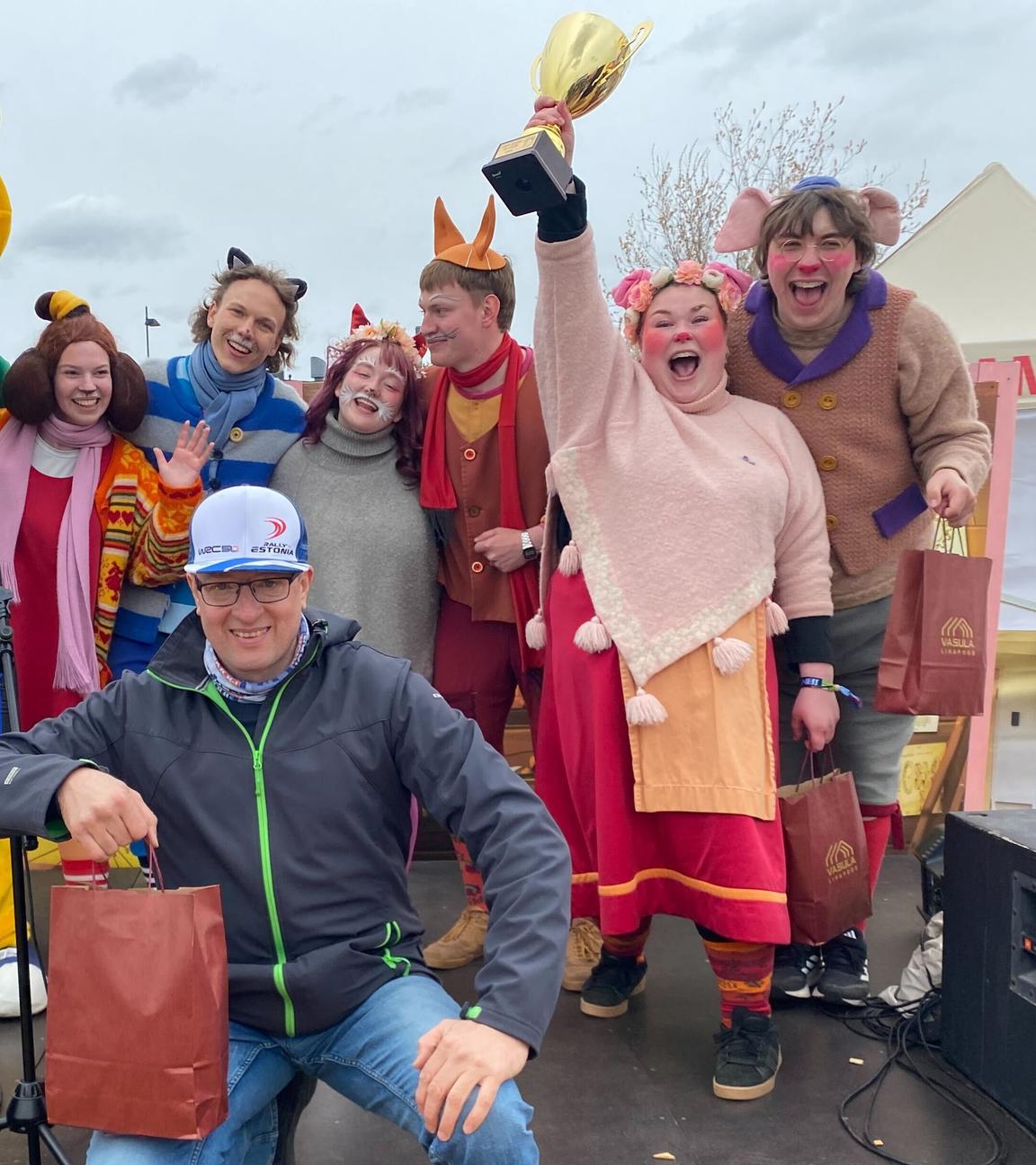 Gewinner Andrus Maileht (vorne M) aufgenommen beim Schweinequiek-Wettbewerb in Estland.