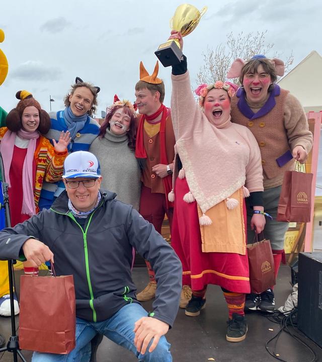 Gewinner Andrus Maileht (vorne M) aufgenommen beim Schweinequiek-Wettbewerb in Estland.