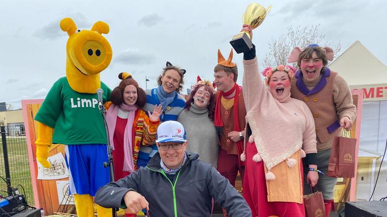 Gewinner Andrus Maileht (vorne M) aufgenommen beim Schweinequiek-Wettbewerb in Estland.