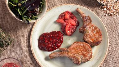 Gegrillter Schweinerücken mit Chutneys