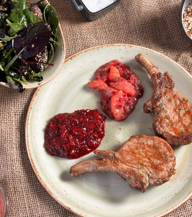 Gegrillter Schweinerücken mit Chutneys