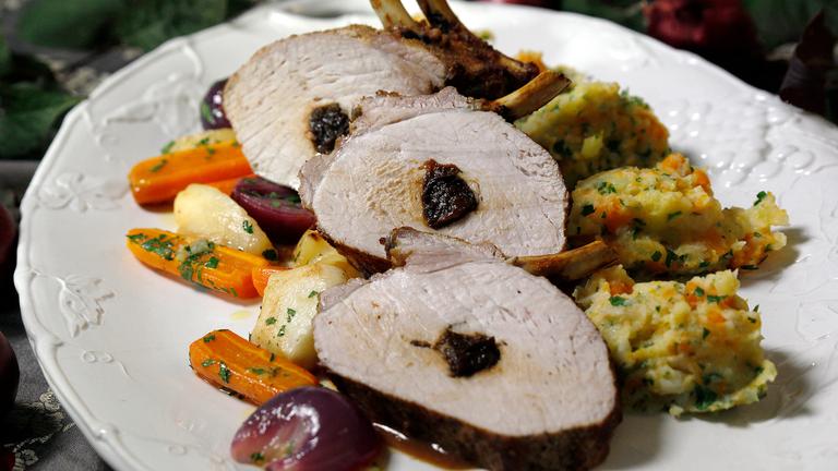 Schweinskarree mit Backpflaumen Füllung 