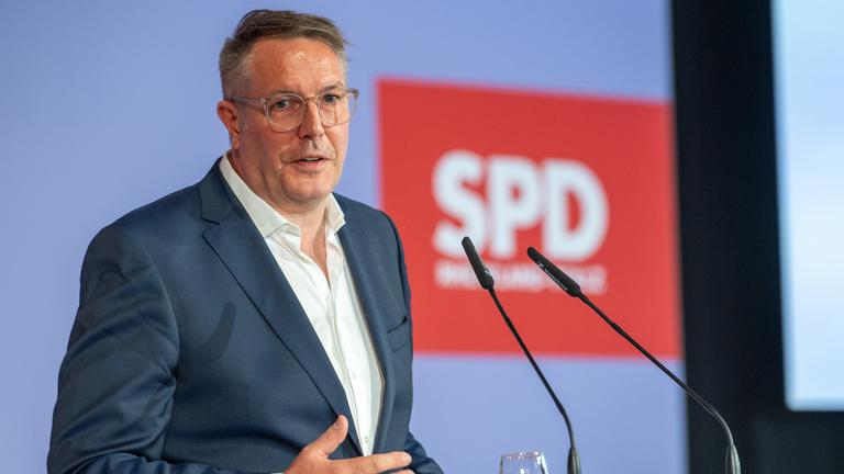 Der rheinland-pfälzische Ministerpräsident, Alexander Schweitzer (SPD) spricht beim Ordentlichen Landesparteitag des SPD-Landesverbands Rheinland-Pfalz den Parteimitgliedern.