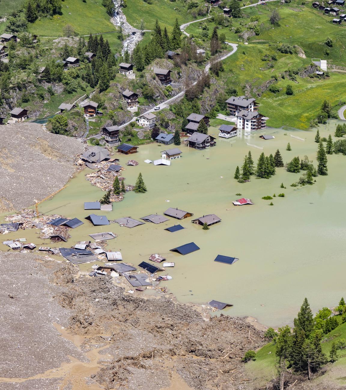 29.05.2025, Schweiz, Blatten: Das überschwemmte Dorf Blatten in der Schweiz nach einer massiven Lawine, die durch den Abbruch des Birchgletschers ausgelöst wurde.