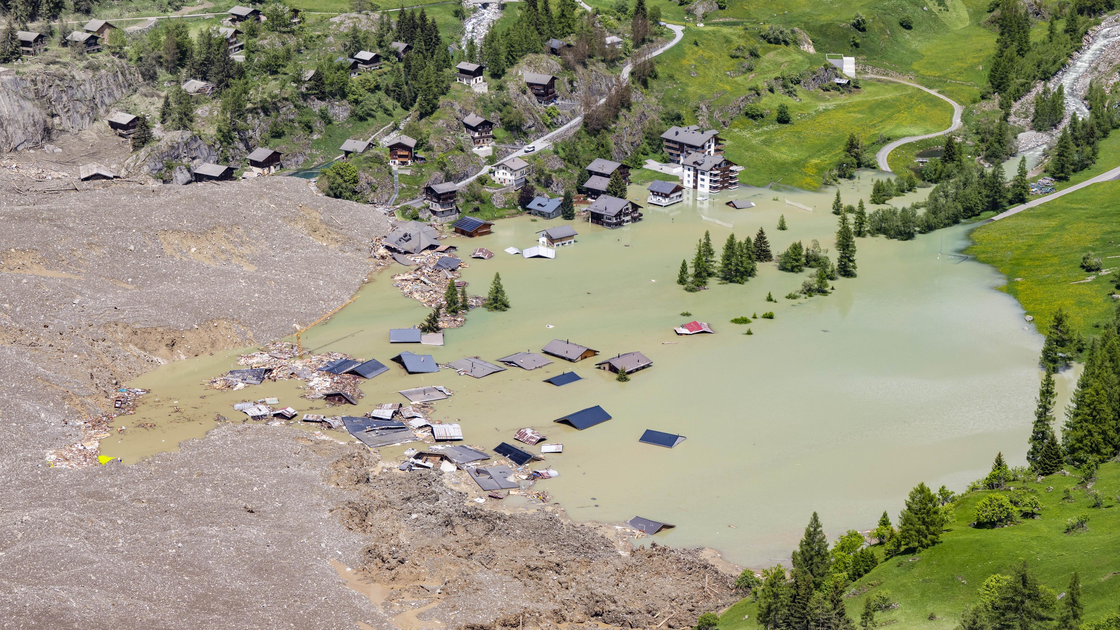 29.05.2025, Schweiz, Blatten: Das überschwemmte Dorf Blatten in der Schweiz nach einer massiven Lawine, die durch den Abbruch des Birchgletschers ausgelöst wurde.