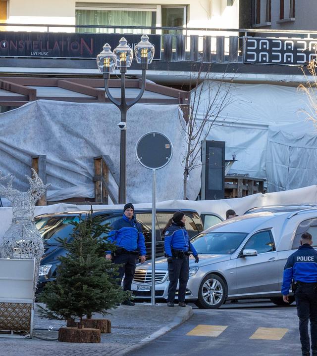 Schweiz, Crans-Montana: Leichenwagen stehen vor dem Nachtclub, der durch einen schweren Brand am Neujahrsabend zerstört wurde