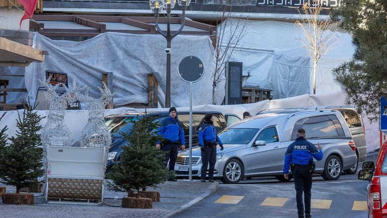 Schweiz, Crans-Montana: Leichenwagen stehen vor dem Nachtclub, der durch einen schweren Brand am Neujahrsabend zerstört wurde