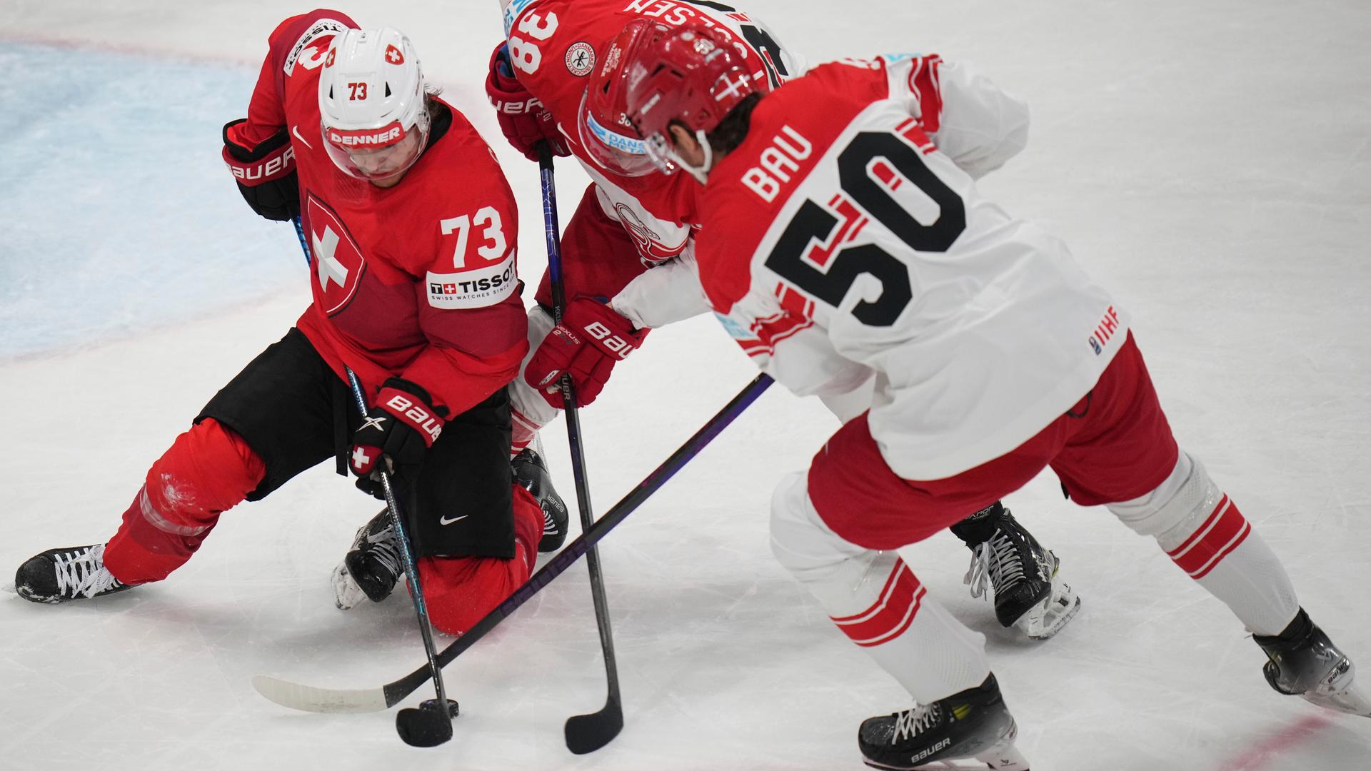Mathias Bau (r) aus Dänemark gegen Sandro Schmid (l) aus der Schweiz.