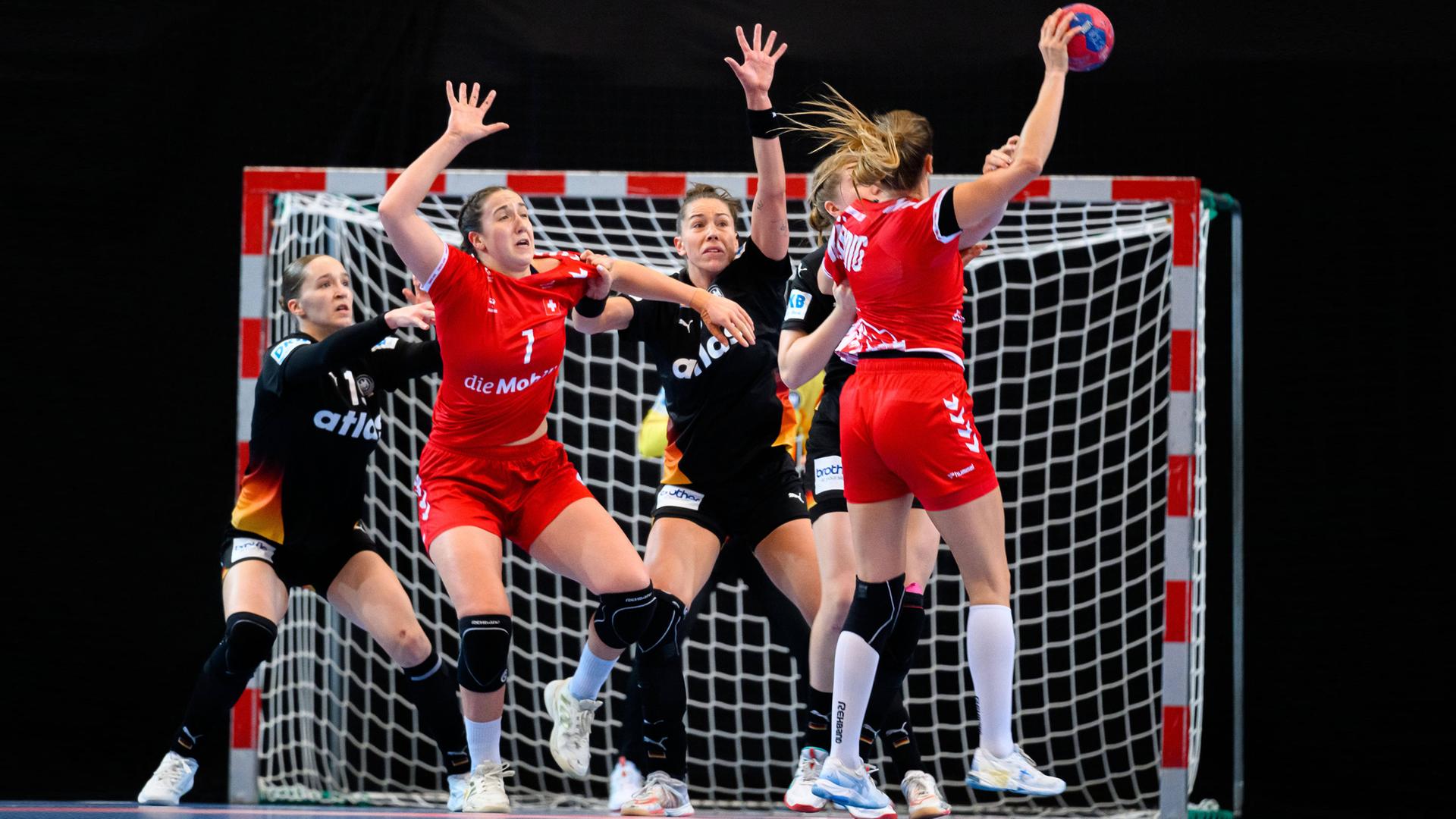 Nieke Kühne (Deutschland), Tabea Schmid (Schweiz), Emily Vogel (Deutschland), Kerstin Kündig (Schweiz)
