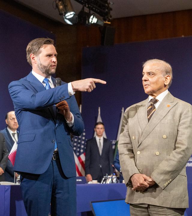 Der US-Vizepräsident JD Vance (links) und Pakistans Premierminister Shehbaz Sharif (rechts).