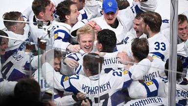 Konsta Helenius (M.) und das finnische Team feiern den Gewinn der Eishockey-WM nach dem Spiel gegen die Schweiz.