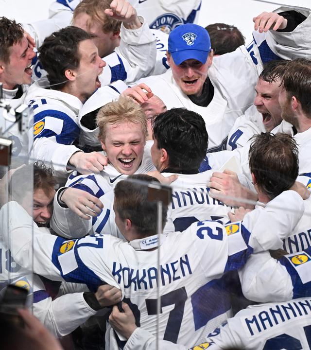 Konsta Helenius (M.) und das finnische Team feiern den Gewinn der Eishockey-WM nach dem Spiel gegen die Schweiz.