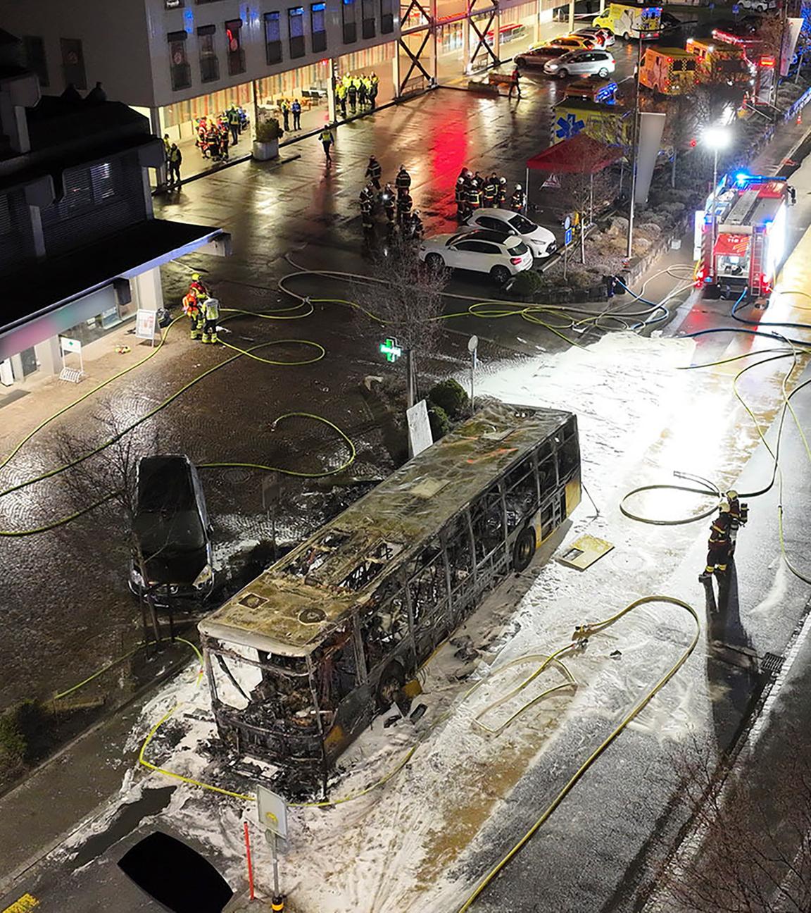 Die verkohlte Hülle eines Linienbusses, der am 10. März 2026 in Kerzers, Schweiz, in Brand geraten war.