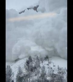 Eine Lawine rast einen Berg hinunter.