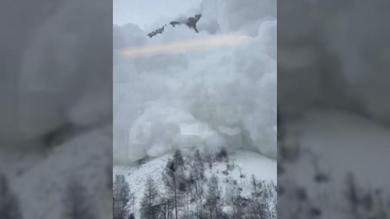 Eine Lawine rast einen Berg hinunter.