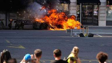 Schweiz: Ein Auto brennt während einer "No G7" Demo in Genf
