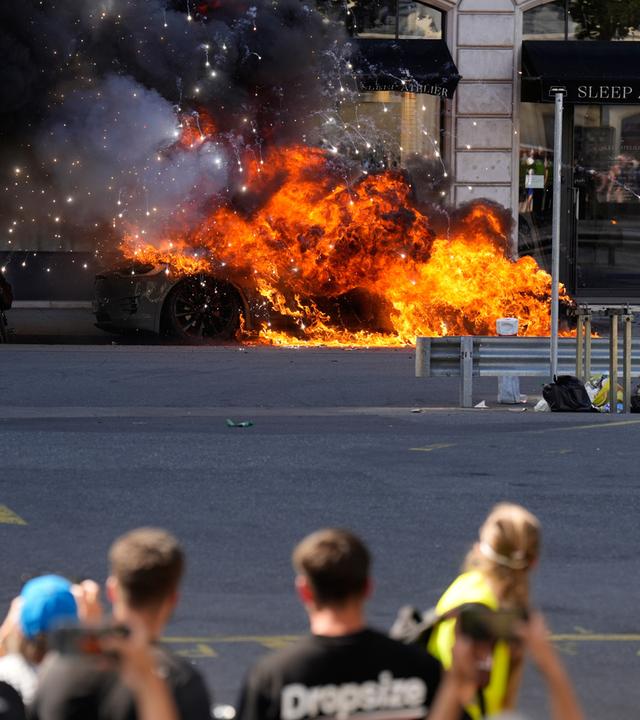 Schweiz: Ein Auto brennt während einer "No G7" Demo in Genf