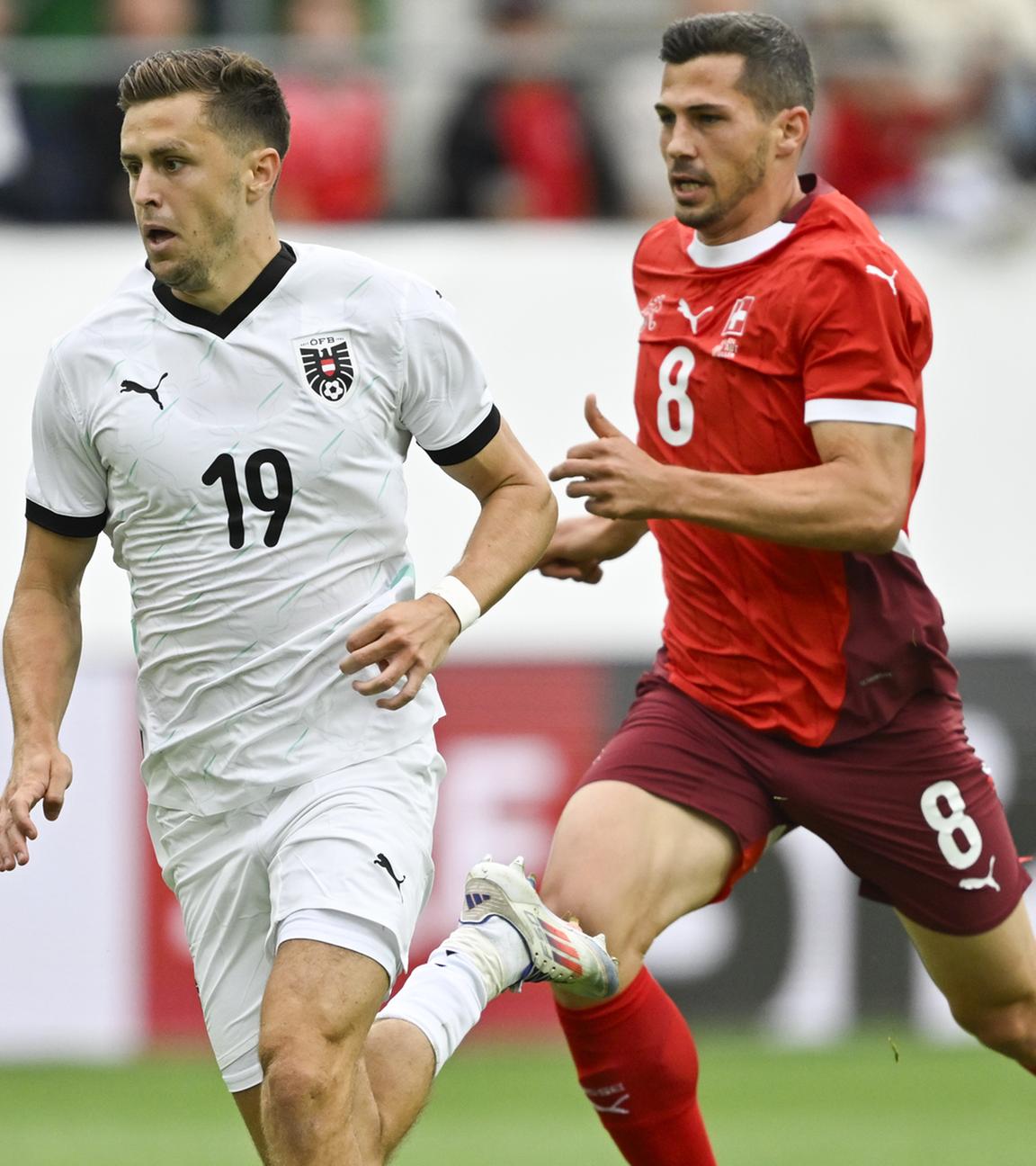 Der Österreicher Christoph Baumgartner (l) überholt den Schweizer Remo Freuler und schießt das 0:1.