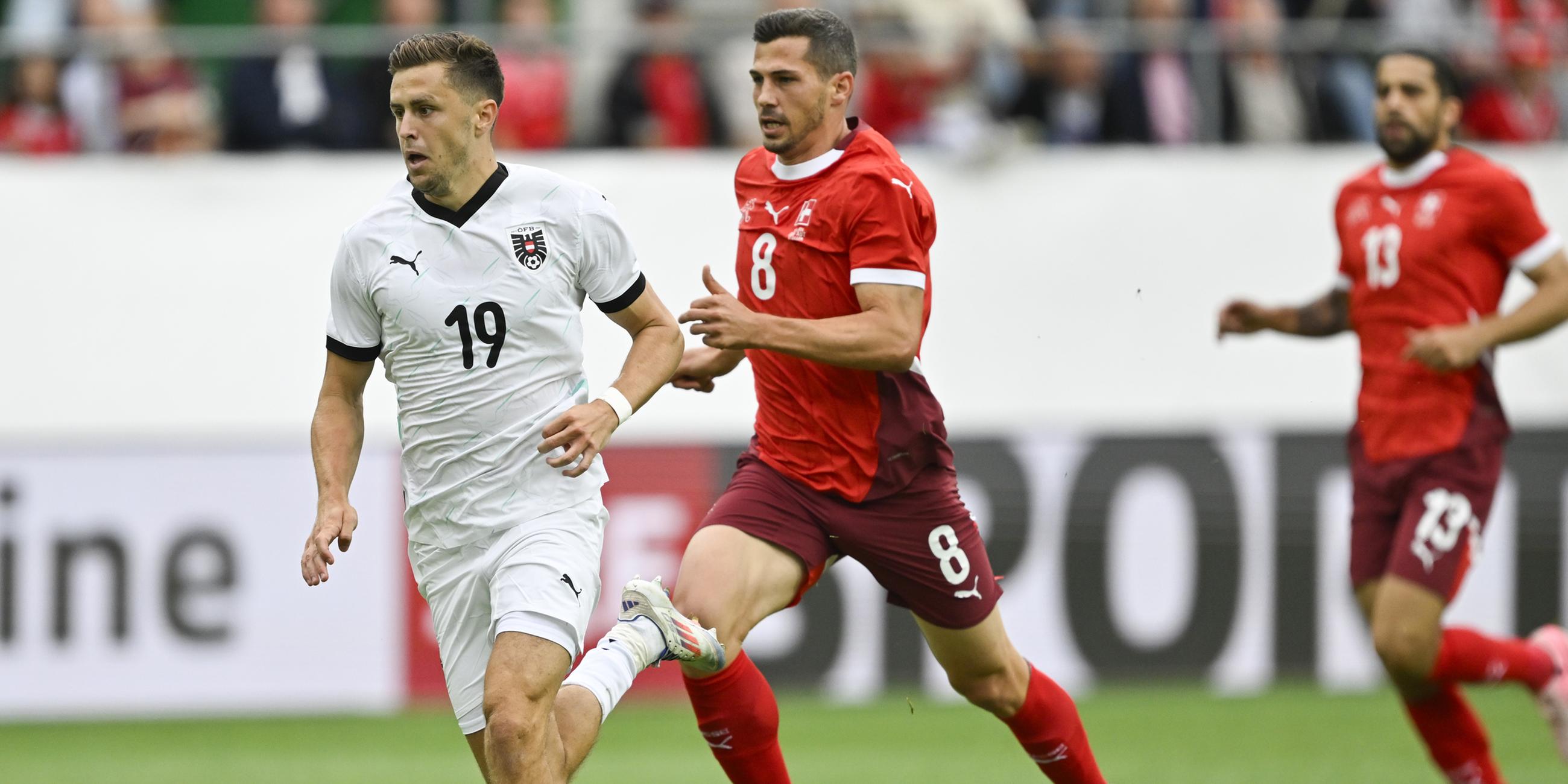 Der Österreicher Christoph Baumgartner (l) überholt den Schweizer Remo Freuler und schießt das 0:1.
