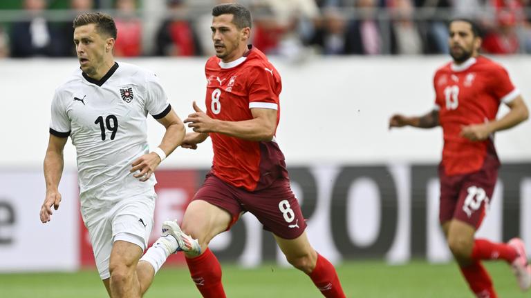 Der Österreicher Christoph Baumgartner (l) überholt den Schweizer Remo Freuler und schießt das 0:1.