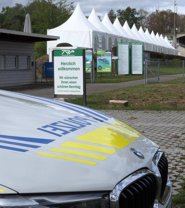 Ein schweizer Polizei-Auto steht vor dem Veranstaltungsort.