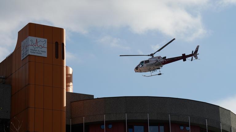 Schweiz, Sion: Ein Hubschrauber startet vom Hotel du Valais Krankenhaus