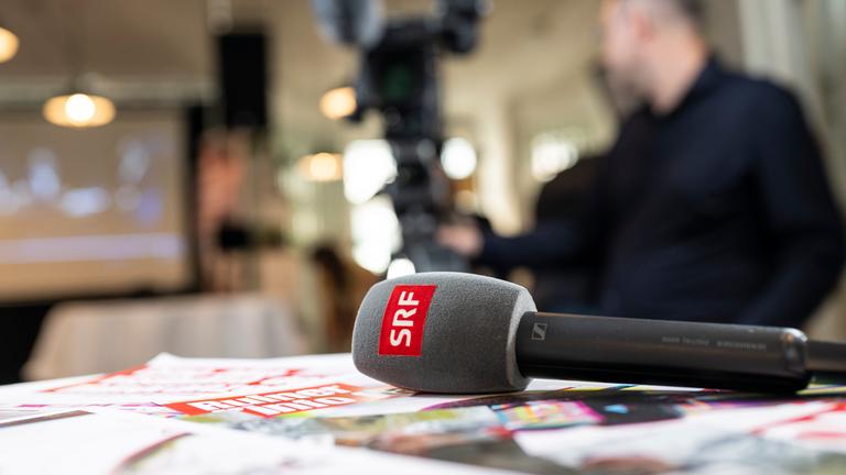 Schweiz, Bern: Ein Mikrofon des schweizer Senders SRF liegt auf einem Tisch.