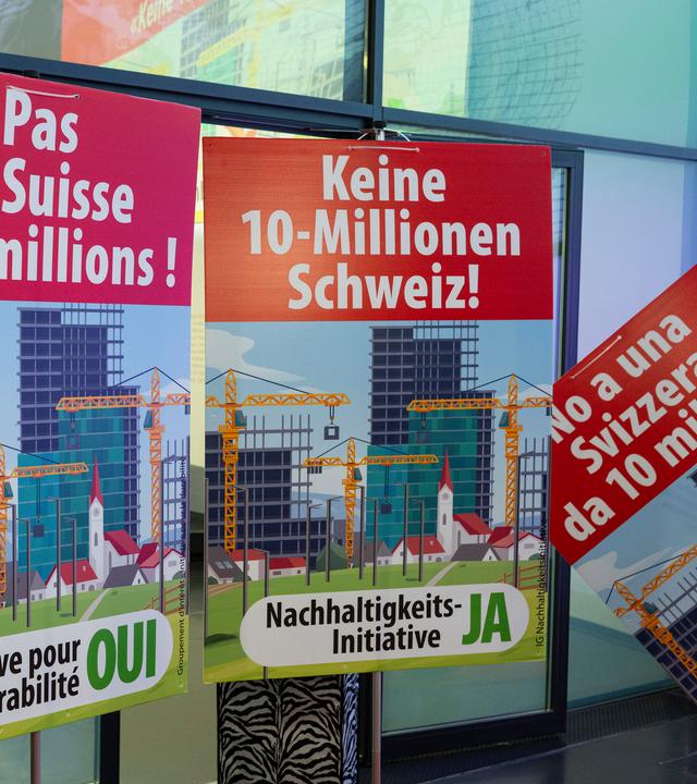 Plakate der SVP zur Initiative "Keine 10-Millionen Schweiz".
