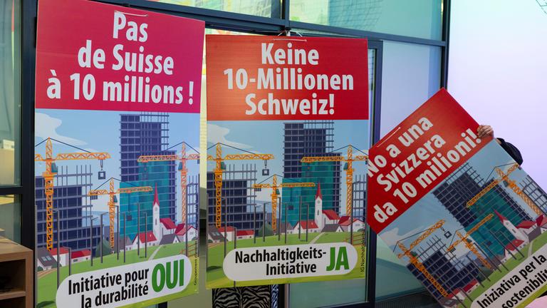 Plakate der SVP zur Initiative "Keine 10-Millionen Schweiz".