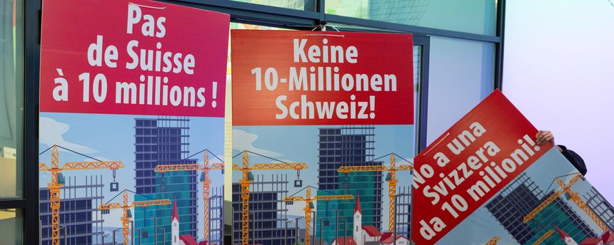 Plakate der SVP zur Initiative "Keine 10-Millionen Schweiz".