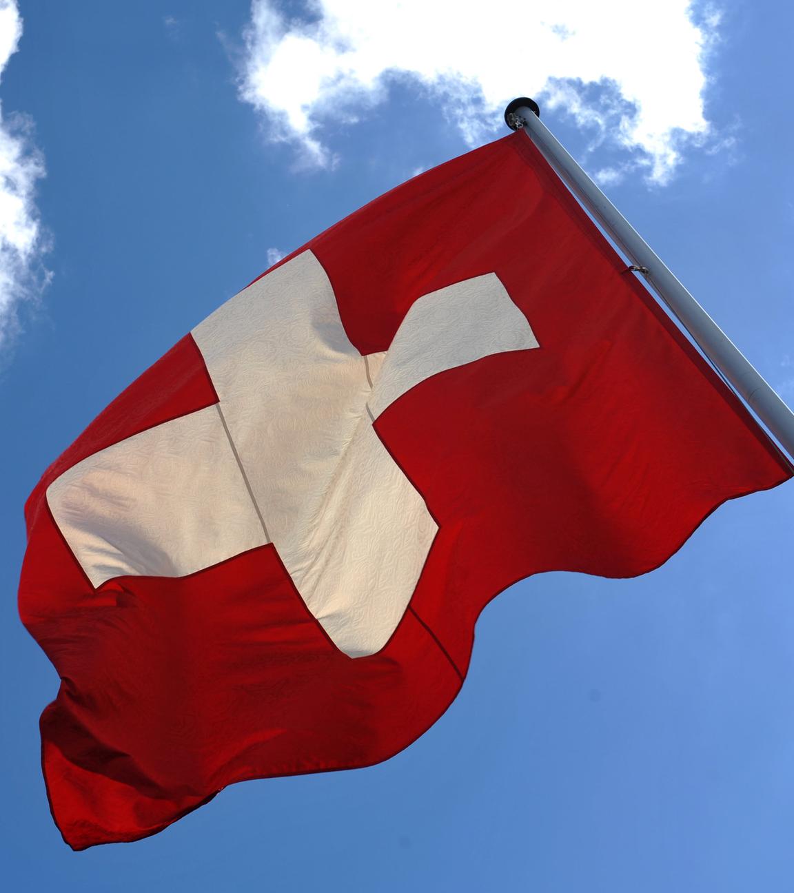Die Schweizer Nationalflagge weht in Bern, Schweiz.