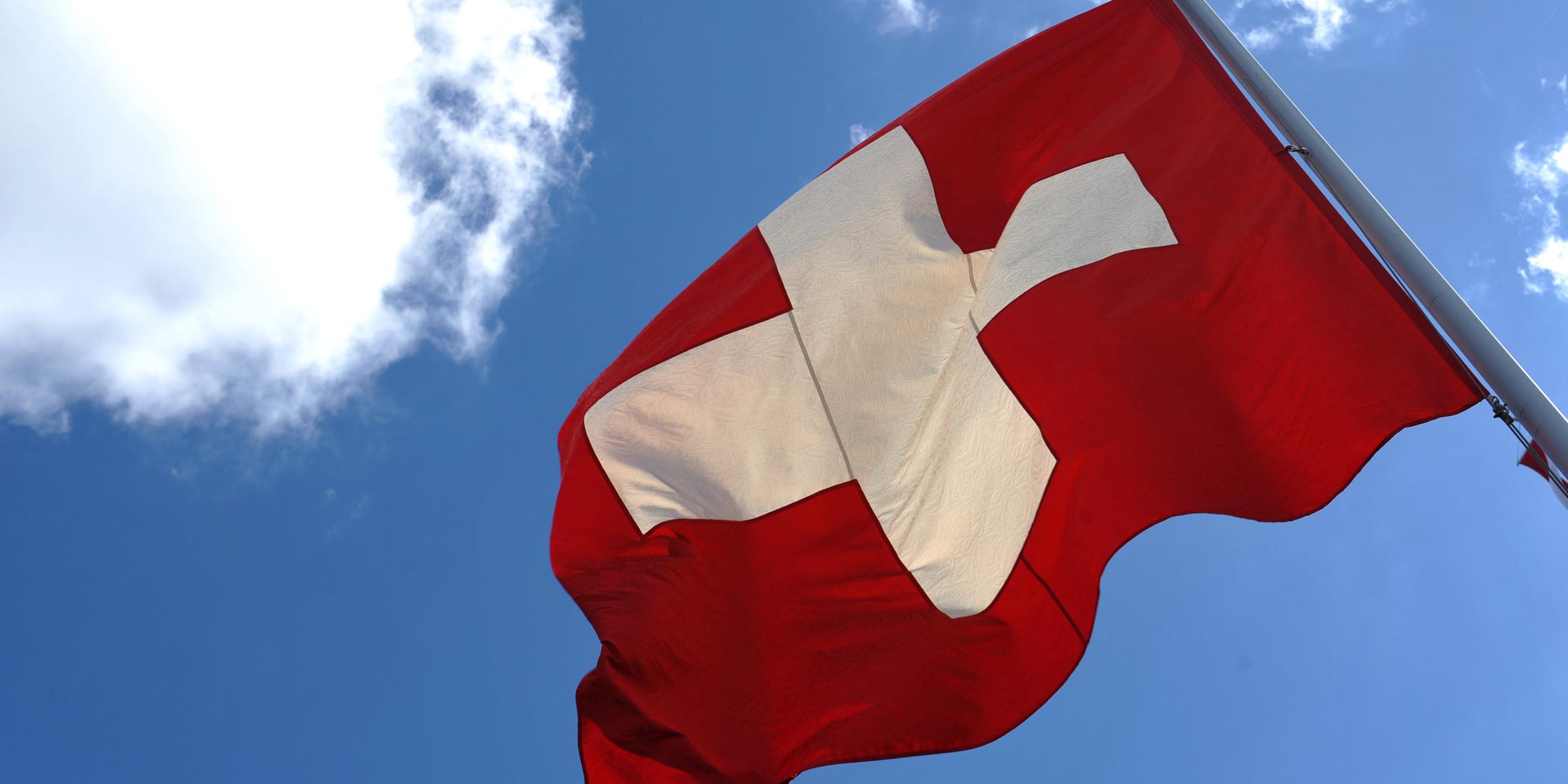 Die Schweizer Nationalflagge weht in Bern, Schweiz.