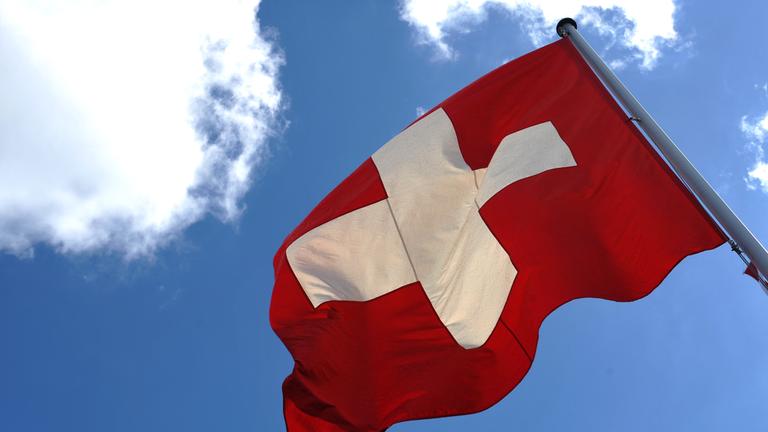 Die Schweizer Nationalflagge weht in Bern, Schweiz.