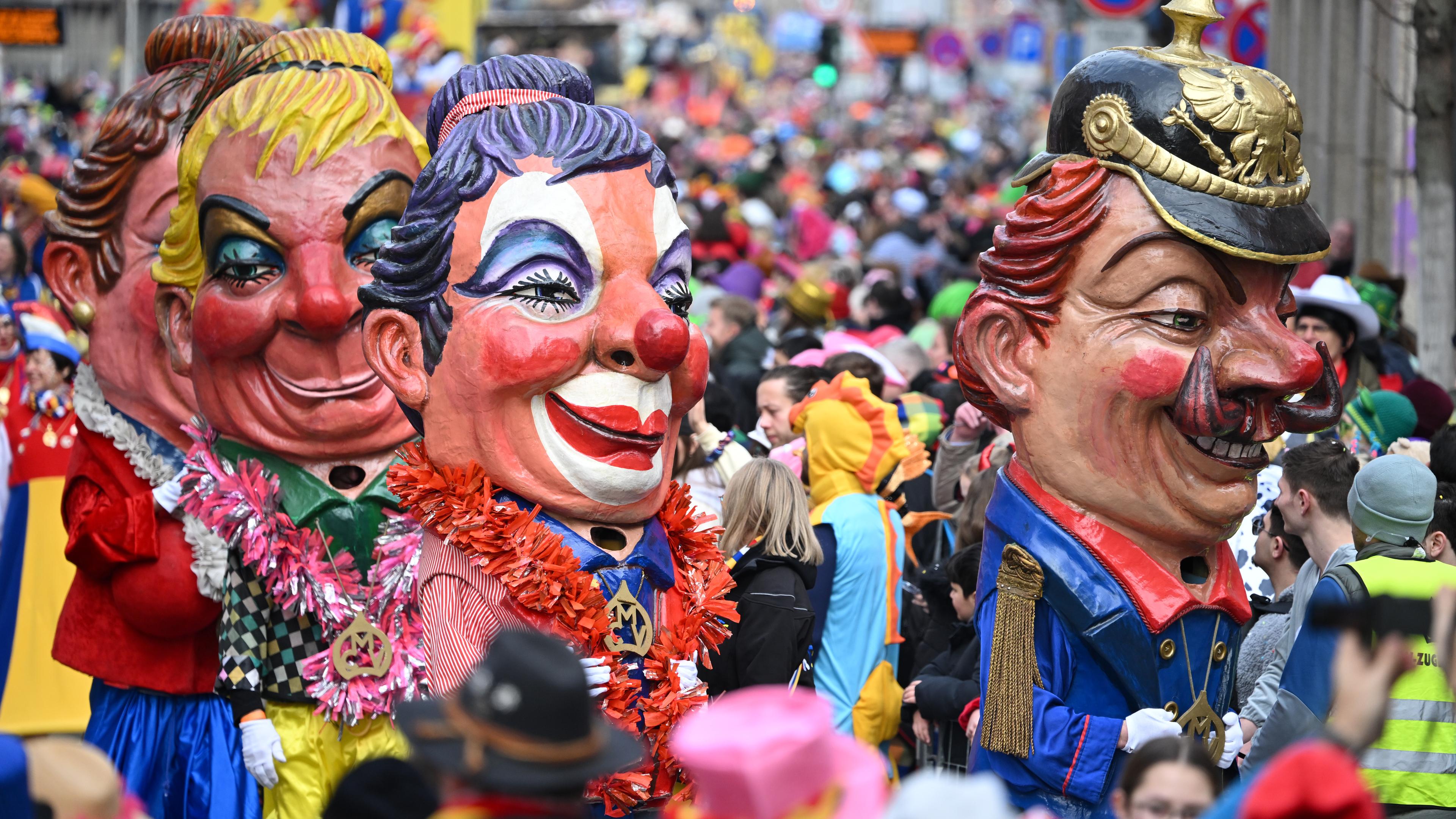 Die überdimensionalen roten Köpfe laufen am Mainzer Rosenmontag durch die Mengen.
